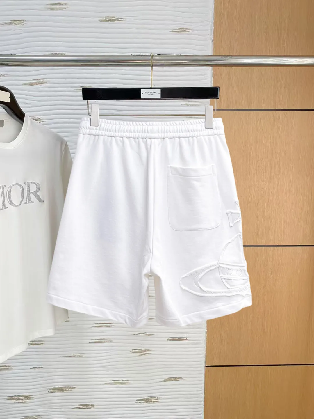 The Queen Mother's three-standard complete 2026 summer New Arrival men's casual shorts, advanced custom-made fabric Breathable fabric, Breathable elasticity and comfort, impeccable details, top-grade accessories, original logo design concept, delicate and soft feel! The upper body fit is awesome! Size: M-XXXL Please state your height and weight when ordering